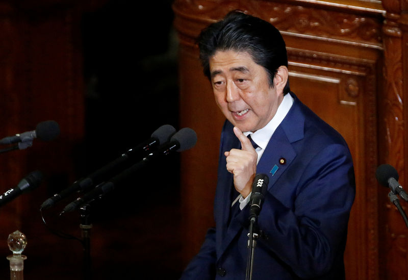 © Reuters. Japan's Prime Minister Shinzo Abe makes a policy speech at the start of the ordinary session of parliament in Tokyo