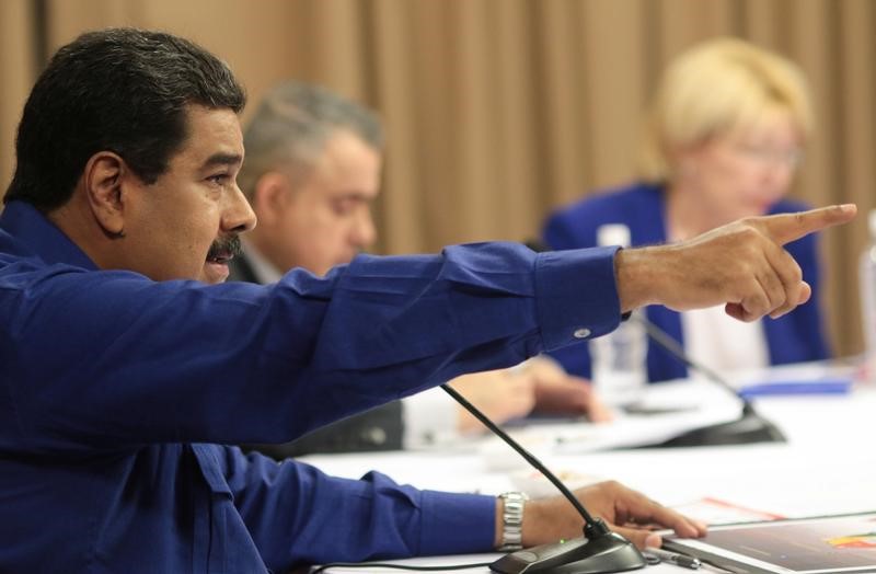 © Reuters. Maduro reemplaza con un diputado al jefe del Banco Central de Venezuela