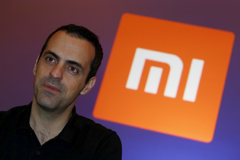 © Reuters. Xiaomi's Vice President Hugo Barra looks on in front of the company's logo during a group interview after the launching ceremony of Redmi Note 3 in Hong Kong