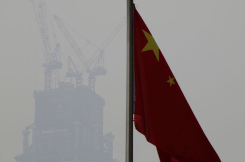 © Reuters. A Chinese flag is seen near a construction site in Beijing's central business area