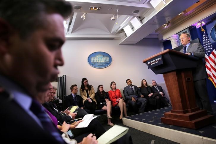 © Reuters. Press Secretary Sean Spicer delivers a statement at the press briefing room of the White House in Washington U.S.