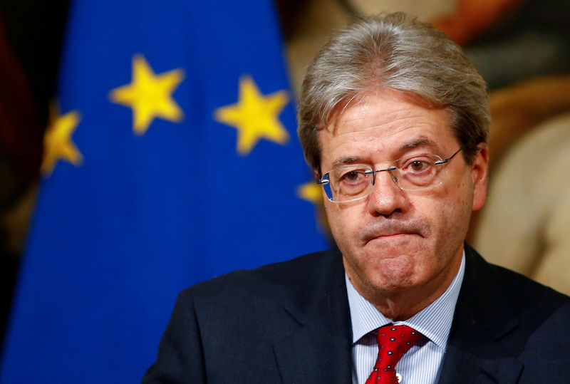 © Reuters. FILE PHOTO: Gentiloni attends a news conference in Rome