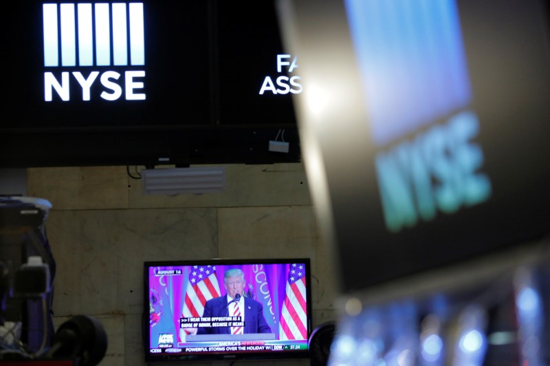© Reuters. Трансляция выступления Дональда Трампа на экране телефизора, находящего в помещении Нью-Йоркской фондовой биржи