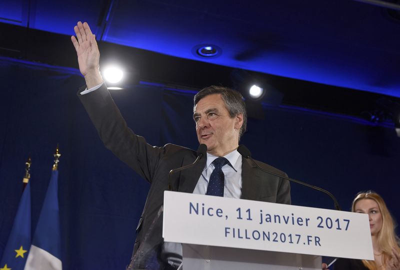 © Reuters. Francois Fillon, member of Les Republicains political party and 2017 presidential candidate of the French centre-right, attends a political rally in Nice