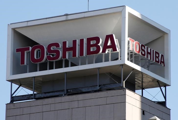 © Reuters. Logo of Toshiba Corp is seen at its headquarters in Tokyo