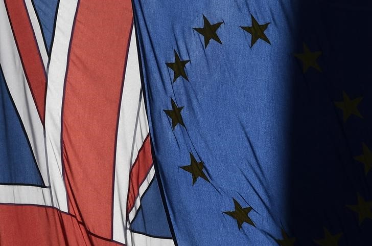 © Reuters. A Union flag flies next to the flag of the European Union in London