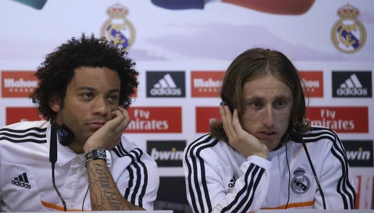 © Reuters. Los jugadores del Real Madrid Modric y Marcelo sufren lesiones musculares