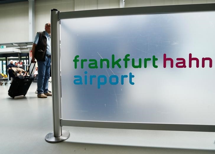© Reuters. A passenger walks through the terminal of Frankfurt Hahn airport
