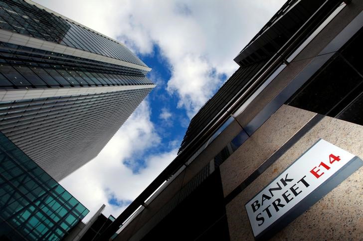 © Reuters. A sign for Bank Street and high rise offices are seen in the financial district in Canary Wharf in London