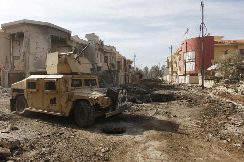 © Reuters. A military vehicle of Iraqi Counter-Terrorism Service (CTS) forces is seen at the site of car bomb attack during a battle with Islamic State militants in Andalus neighborhood of Mosul