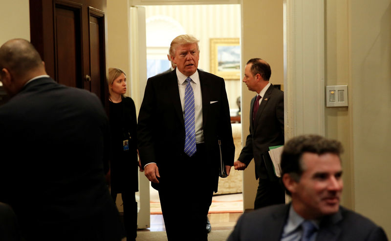 © Reuters. President Trump meets with business leaders at the White House in Washington