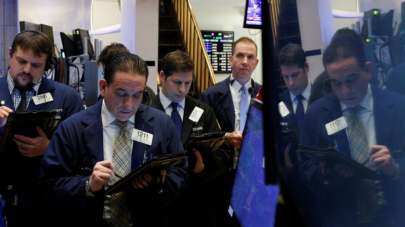 © Reuters. Traders work on the floor of the NYSE in New York City