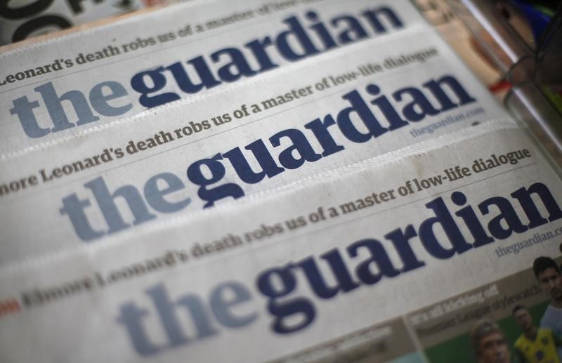 © Reuters. Copies of the Guardian newspaper are displayed at a news agent in London