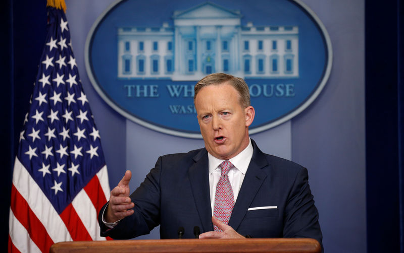 © Reuters. Sean Spicer holds a press briefing at the White House in Washington