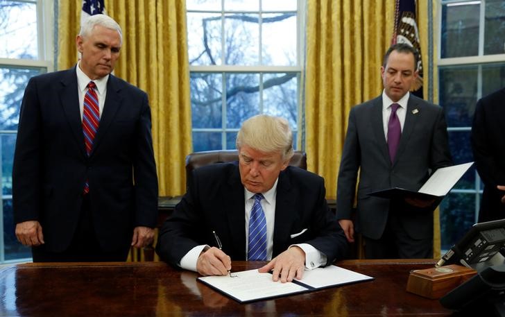 © Reuters. Presidente Donald Trump assina decreto que retira EUA do acordo Transpacífico
