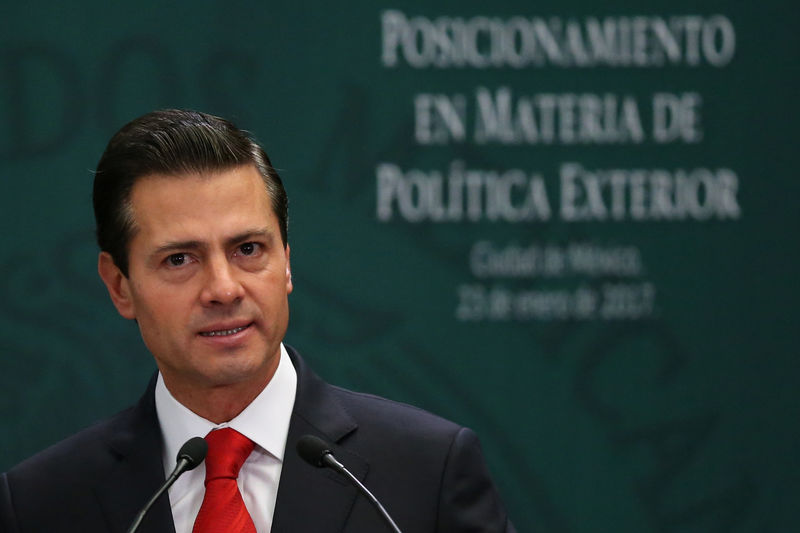 © Reuters. Mexico's President Enrique Pena Nieto gestures during the deliver of a message about foreign affairs at Los Pinos presidential residence in Mexico City