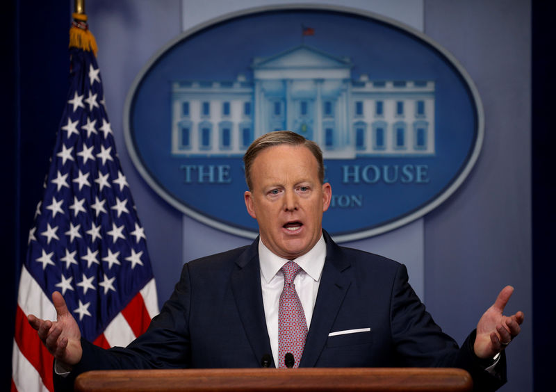 © Reuters. Sean Spicer holds a press briefing at the White House in Washington