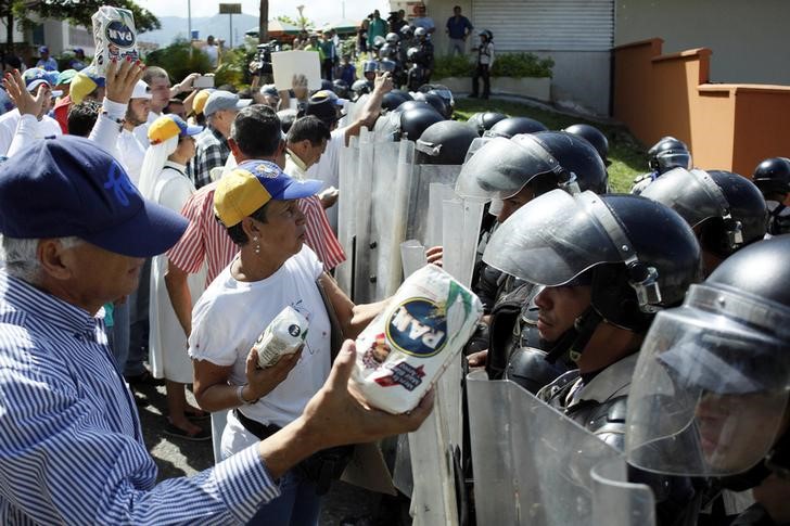 © Reuters. Manifestantes protestam contra governo Maduro