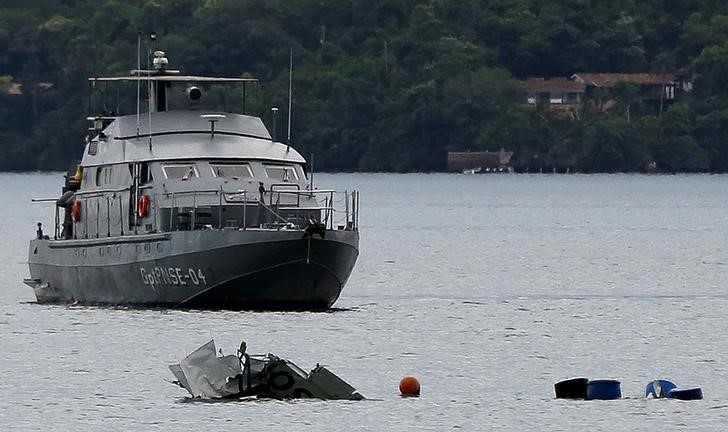 © Reuters. Navio perto de destroços de aeronave que caiu em Paraty