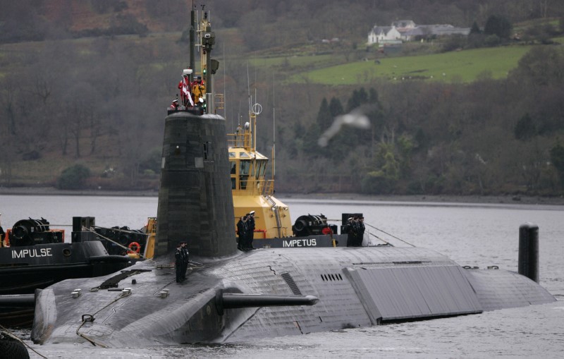 © Reuters. Crew from HMS Vengeance stand on their vessel as they return along the Clyde river to the Faslane naval base near Glasgow