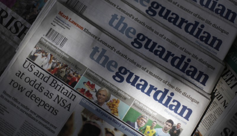 © Reuters. Copies of the Guardian newspaper are displayed at a news agent in London