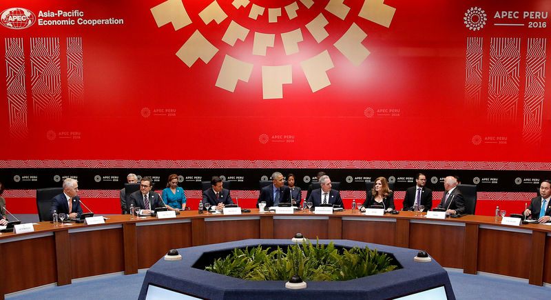 © Reuters. FILE PHOTO - Obama attends the APEC Summit in Peru