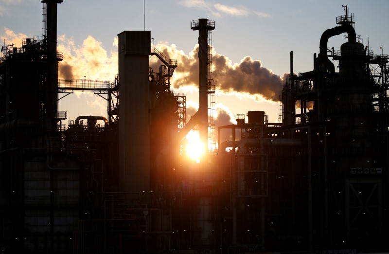 © Reuters. Smoke rises from a factory during the sunset at Keihin industrial zone in Kawasaki