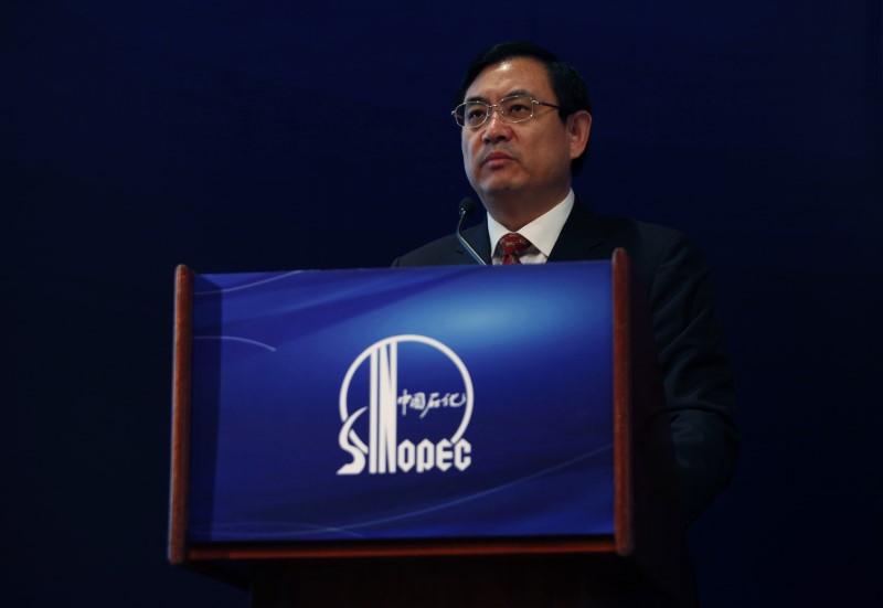 © Reuters. Sinopec Vice Chairman and President Wang Tianpu attends a news conference in Hong Kong