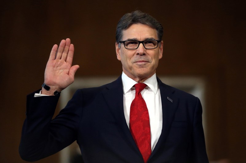 © Reuters. Former Texas Governor Perry is sworn in  before testifying at a Senate Energy and Natural Resources Committee hearing  in Washington