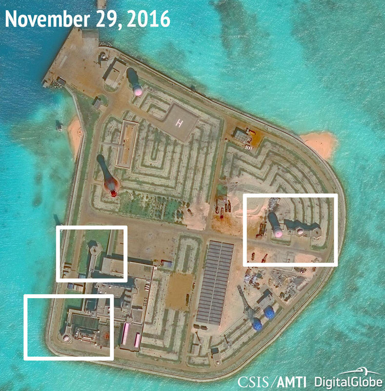 © Reuters. A satellite image shows what CSIS Asia Maritime Transparency Initiative says appears to be anti-aircraft guns and what are likely to be close-in weapons systems (CIWS) on the artificial island Johnson Reef in the South China Sea