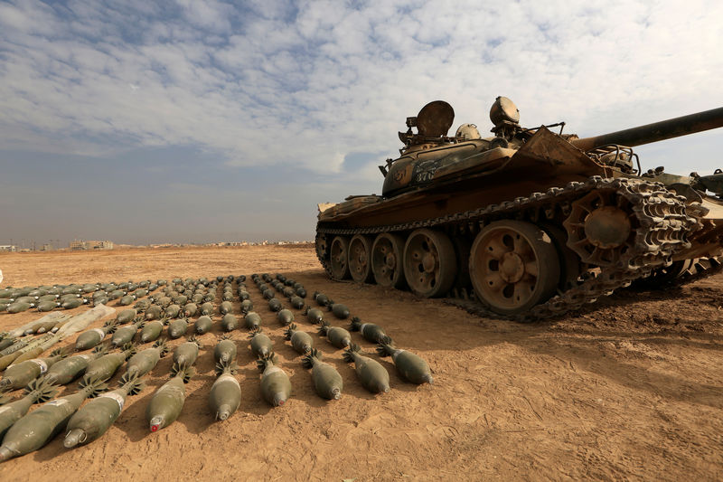 © Reuters. A captured Islamic State tank and shells are seen at the Iraqi army base in Qaraqosh, east of Mosul, Iraq