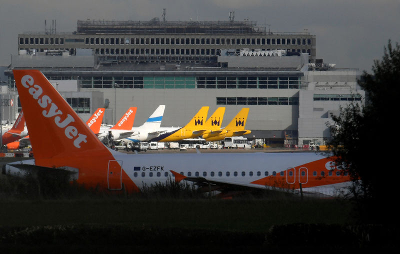 © Reuters. FILE PHOTO -  An EasyJet passenger aircraft prepares for take off from Gatwick Airport in southern England, Britain