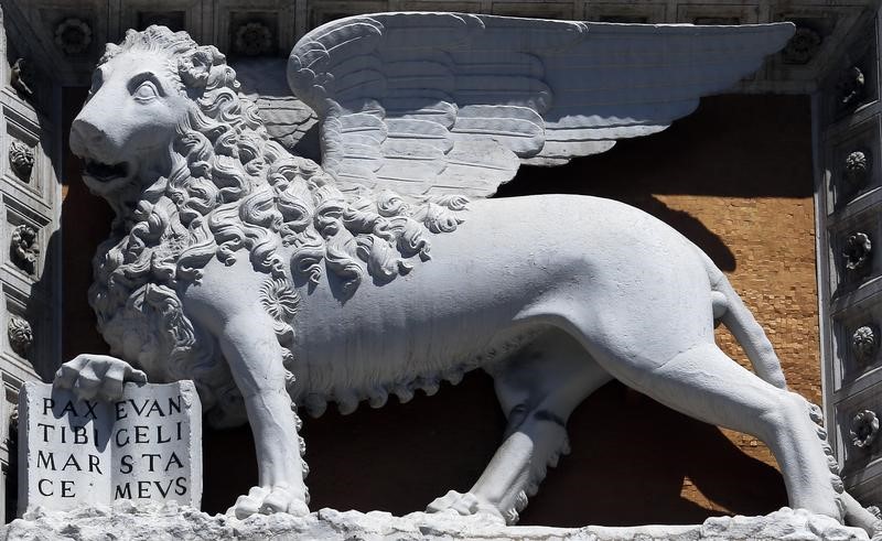 © Reuters. Il leone alato, emblema delle Generali, nel quartier generale nel centro di Roma