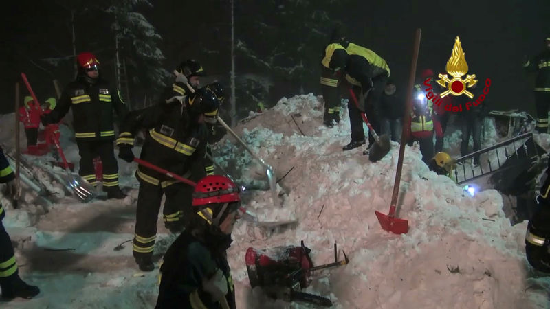 © Reuters. A still image taken from a video shows Italian firefighters working to rescue survivors, at the Hotel Rigopiano in Farindola, central Italy, which was hit by an avalanche