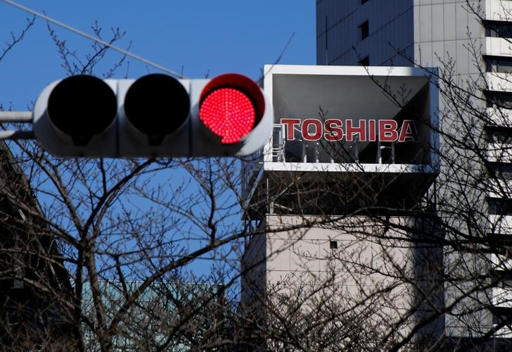 © Reuters. Toshiba aprobará el viernes planes para separar el negocio de semiconductores