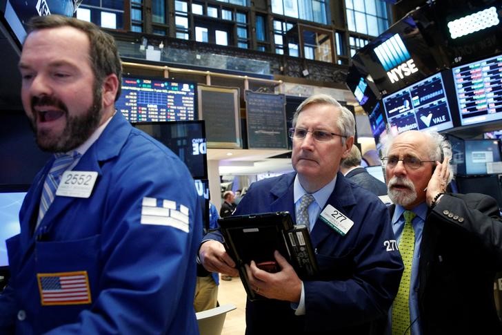 © Reuters. Traders work on the floor of the NYSE in New York City