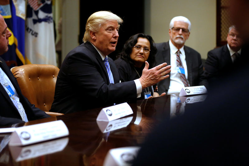 © Reuters. Trump holds a roundtable meeting with labor leaders at the White House in Washington