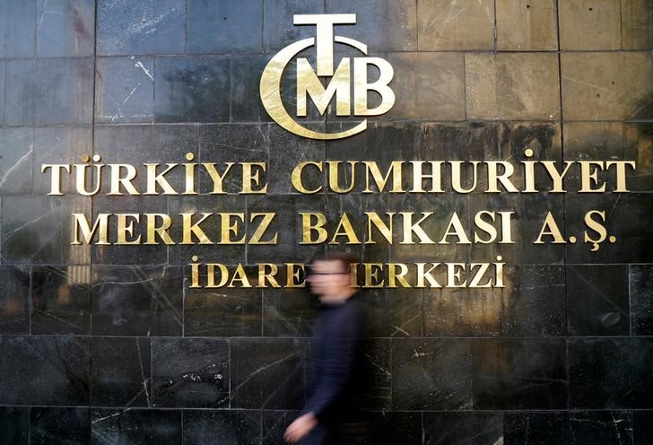 © Reuters. A man leaves Turkey's Central Bank headquarters in Ankara