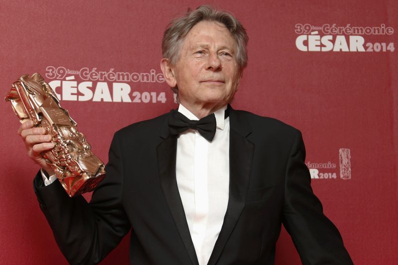 © Reuters. Polanski com César após ser premiado melhor diretor por "A Pele de Vênus", em Paris