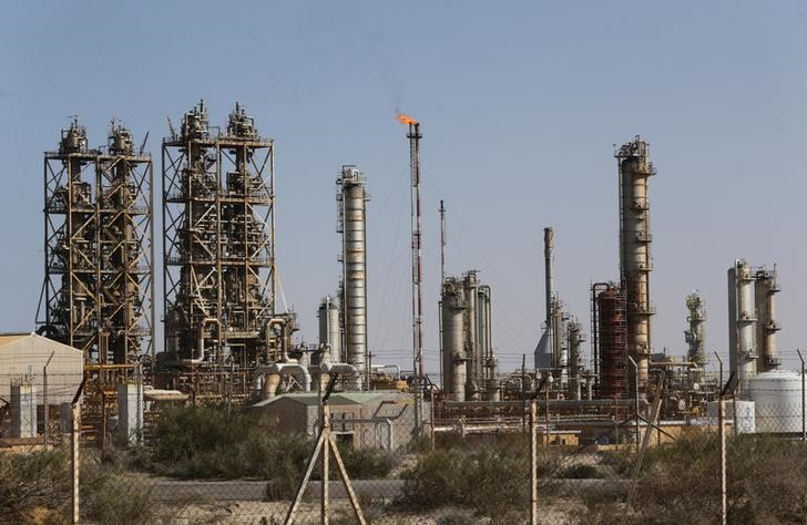 © Reuters. Трубы в промышленной зоне нефтяного порта Брега, Ливия