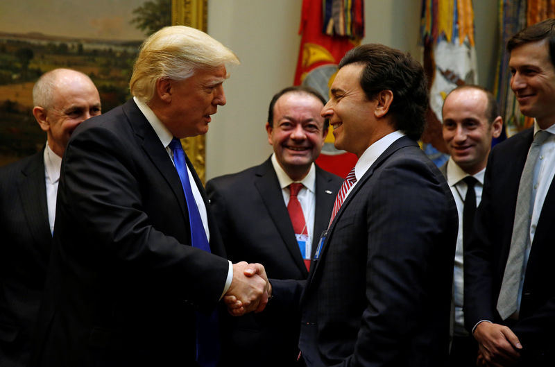 © Reuters. Presidente dos EUA, Donald Trump, cumprimenta líderes da indústria automotiva na Casa Branca