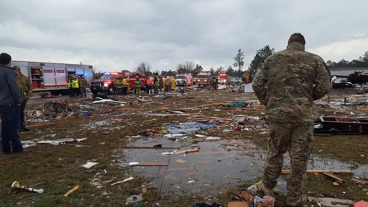 © Reuters. Destroços após tornado na cidade norte-americana de Adel, na Geórgia