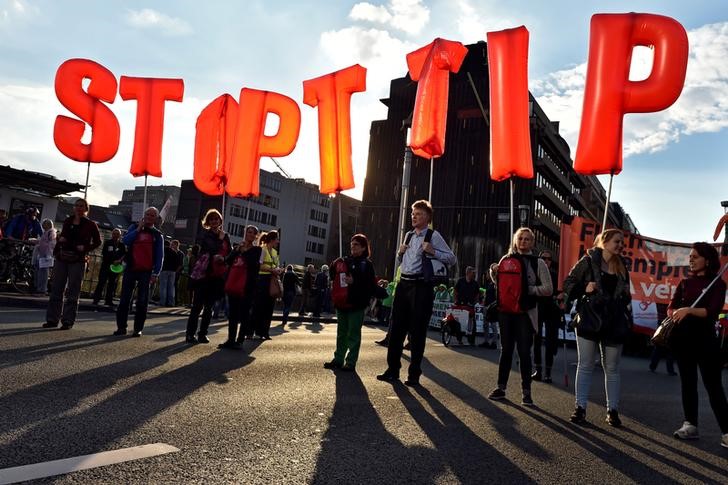 © Reuters. Thousand of people demonstrate against TTIP and CETA in the centre of Brussels