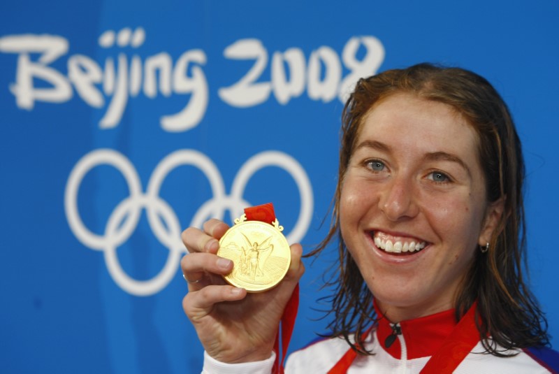 © Reuters. Cooke of Britain poses with gold medal after winning women's road race cycling competition at Beijing 2008 Olympic Games