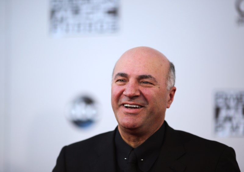 © Reuters. Television personality Kevin O'Leary arrives at the 2015 American Music Awards in Los Angeles