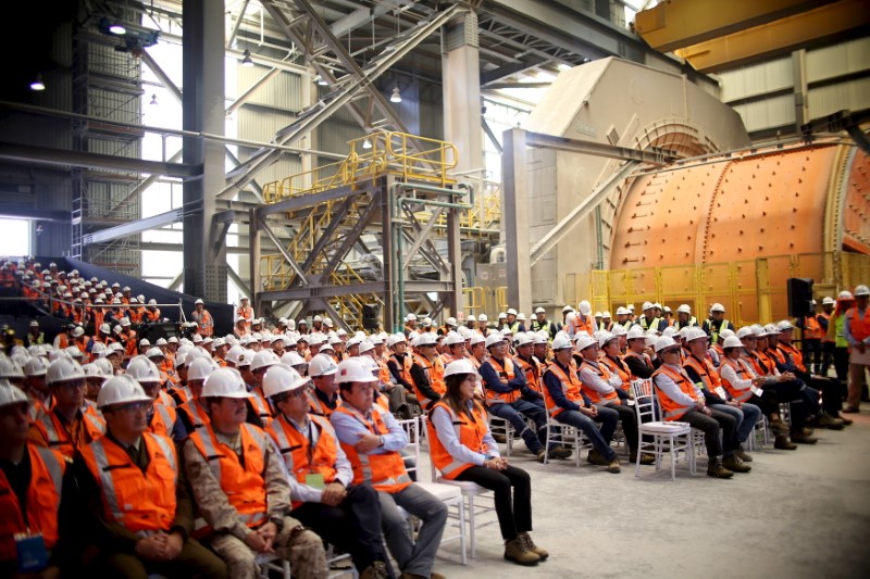 © Reuters. Workers gather during a ceremony at Escondida copper mine near Antofagasta