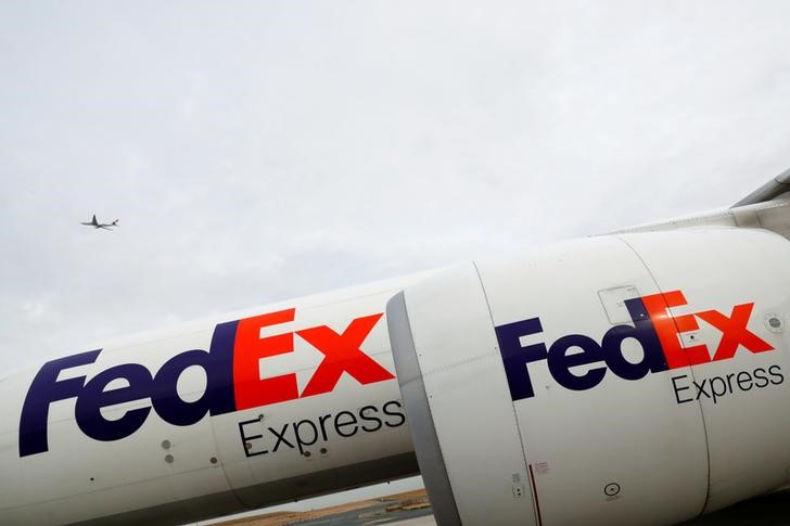 © Reuters. FedEx planes on the tarmac during the presentation of the future extension of the FedEx hub in Roissy-en-France