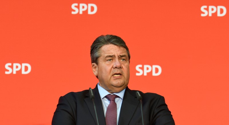 © Reuters. German Economy Minister Sigmar Gabriel addresses media after a voting of Germany's Social Democrats in Wolfsburg