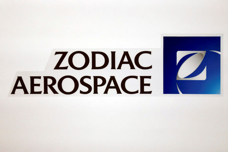 © Reuters. FILE PHOTO: The logo of French aircraft seats and equipment manufacturer Zodiac Aerospace is seen during the company's first half of the 2015/2016 fiscal year presentation in Paris