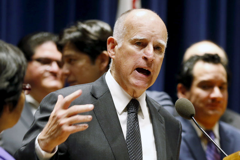 © Reuters. File Photo: California Governor Jerry Brown speaks before signing a bill hiking California's minimum wage to $15 by 2023 in Los Angeles